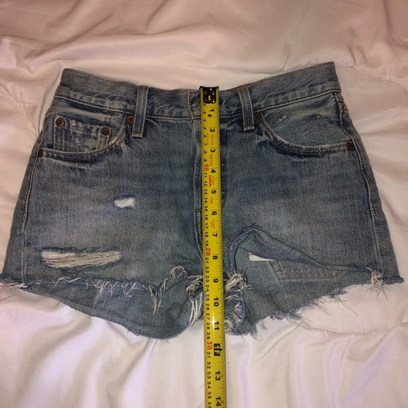 Size 25 Levi’s 501 high-rise light wash shorts - Picture 8 of 8